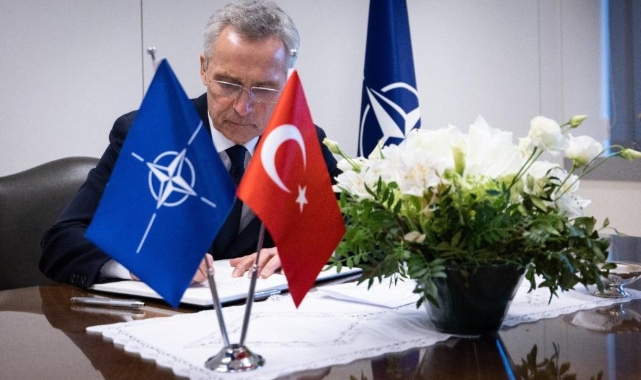 Stoltenberg, taziye defterini imzaladı