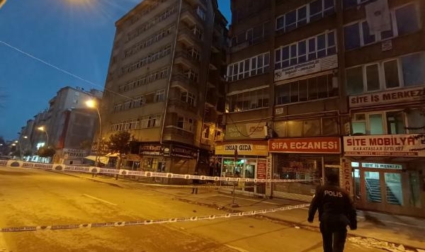 Tahliye edilen bina beşik gibi sallandı!