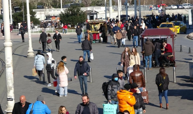 Taksim’de dün gece etkili olan kar yağışı yerini güneşe bıraktı