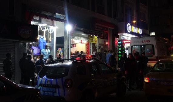 Tartıştığı eski sevgilisi ve araya girmek isteyeni yaralayıp, canına kıydı