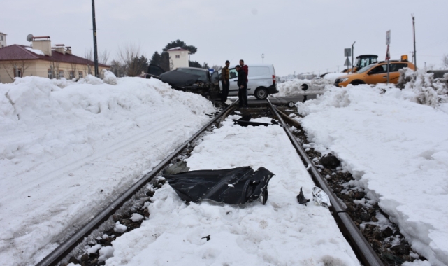 Tren otomobile çarptı faciadan dönüldü