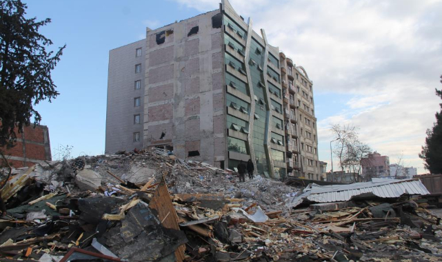 Türkiye iki depremle sarsıldı: Can kaybı 7 bin 108'e yükseldi