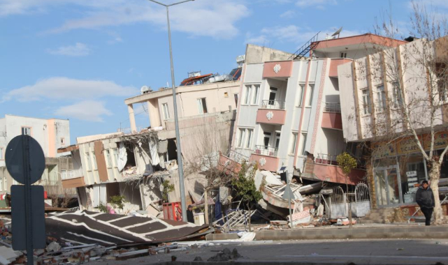 Türkiye iki depremle sarsıldı: Can kaybı 8 bin 574'e yükseldi
