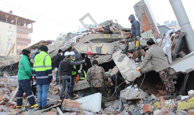 Türkiye'yi sarsan deprem:18 bin 342 can kaybı!