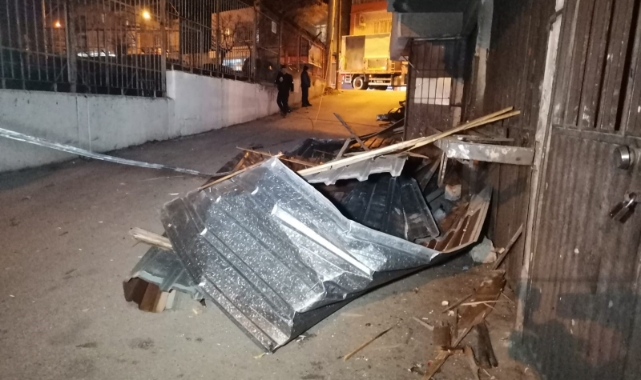 Uçan çatı binaya çarptı