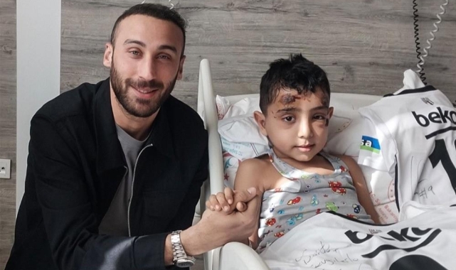 Ünlü futbolcu, formasını isteyen Cavit ile buluştu