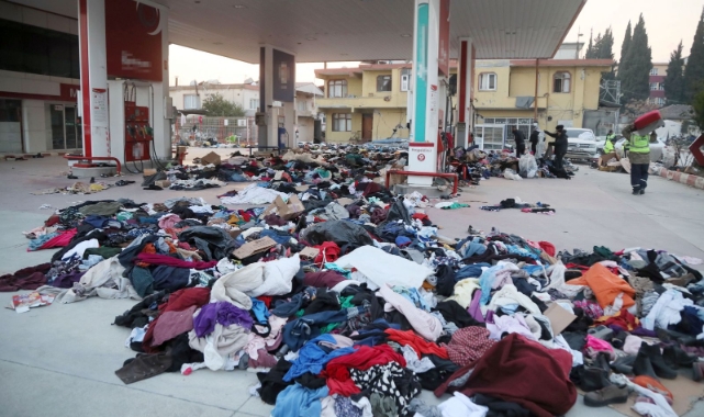 Yardım malzemelerini sokağa döktüler