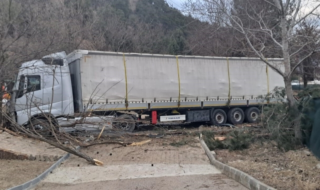 Yardım TIR'ı kaza yaptı
