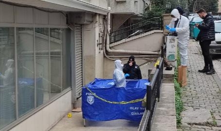 Yeni doğan bebeğini 4'üncü katın penceresinden attı!