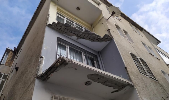Yıkılan balkon deprem paniği yaşattı