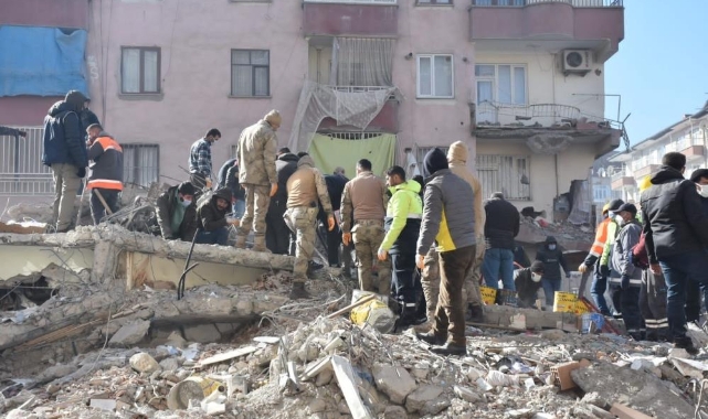 Yıkılan binaları yapan sorumlular mercek altında!