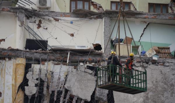 Yıkımı durdurulan Galeria Sitesi'ndeki kedilerden biri daha kurtarıldı