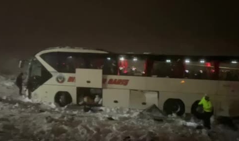 Yolcu otobüsü şarampole devrildi!