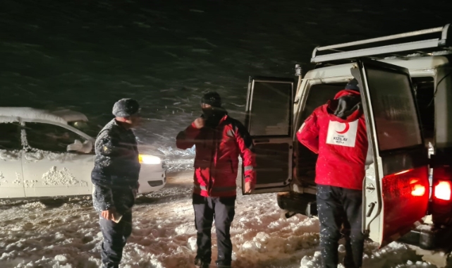 Yolda mahsur kalanlara kumanya dağıtıldı