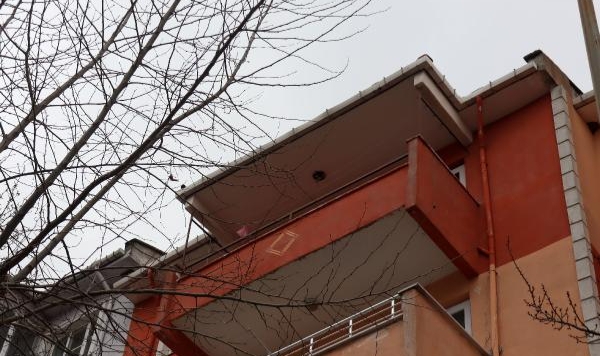 5'inci katta dengesini kaybeden kadın, taksicinin üzerine düştü