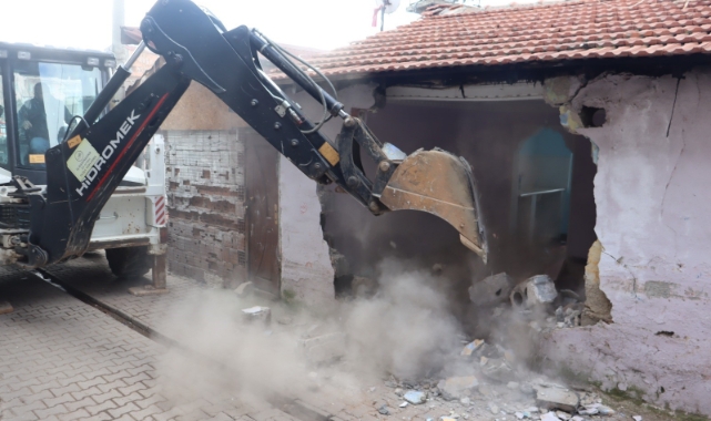 99 depreminden kalan ağır hasarlı binalar yıkılıyor