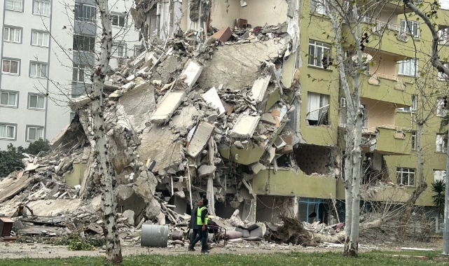 Adana'da ağır hasarlı binalar yıkılıyor