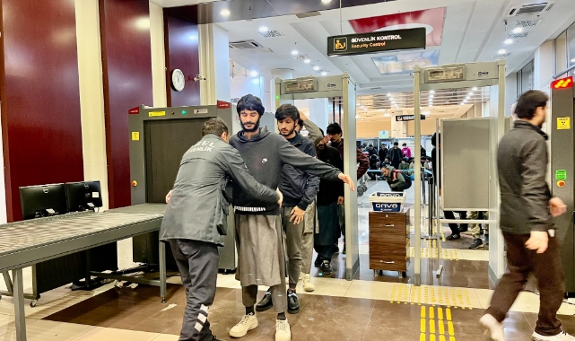 Afgan göçmenler sınırdışı edildi