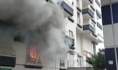 Alkolün etkisiyle evini yaktı
