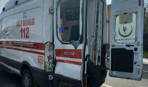 Ambulanstan inen sağlıkçılara otomobil çarptı: 1 ölü, 2 yaralı