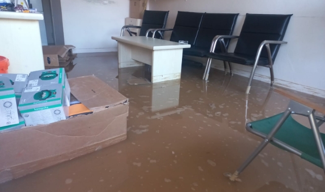 Ana isale hattı patladı, cadde suyla doldu