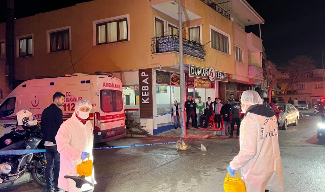Annesinin boğazını keserek öldürdü, çatıdan atladı