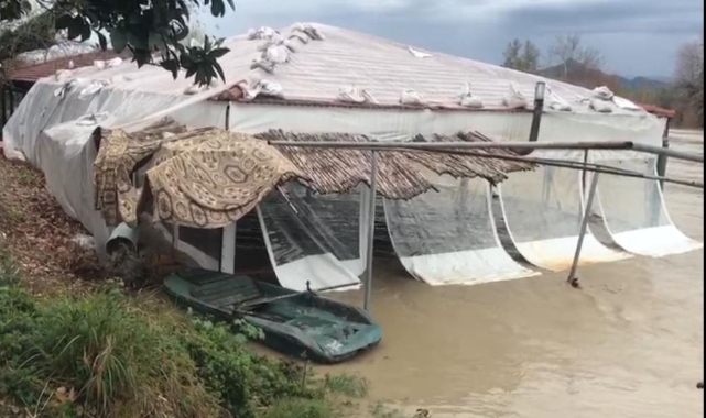 Antalya'da tarlalar ve yollar göle döndü