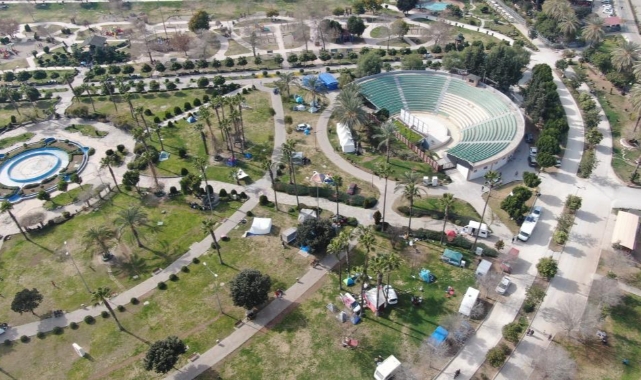 Apartmanda yaşamaya korkan depremzedeler parkta konaklıyor