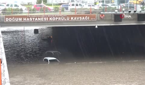 Araçlar sağanakla birlikte alt geçitte mahsur kaldı
