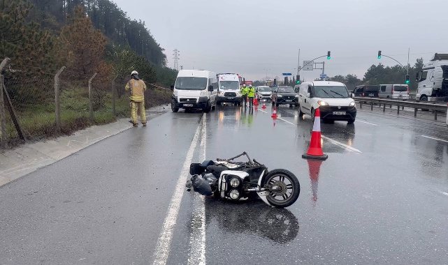 Arnavutköy'de servis minibüsüne çarpan motosikletli öldü