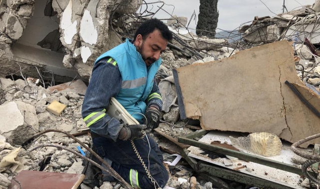 Babadan kalan dükkânın enkazında tırnaklarıyla hatıralarını arıyor 