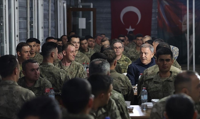 Bakan Akar ilk iftarını Mehmetçik ile yaptı