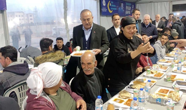 Bakan Çavuşoğlu depremzedelerle iftar yaptı