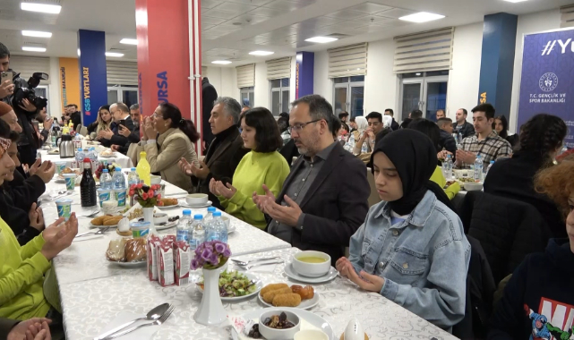Bakan Kasapoğlu Bursa'da depremzedelerle iftarını yaptı