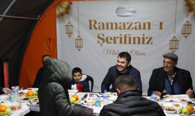 Bakan Kurum, Mehmetçik İftar Çadırı'nda depremzedelerle orucunu açtı