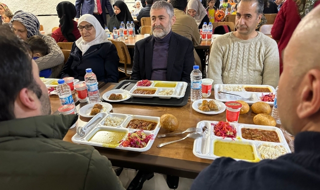 Bakan Nebati depremzedelerle iftar yaptı