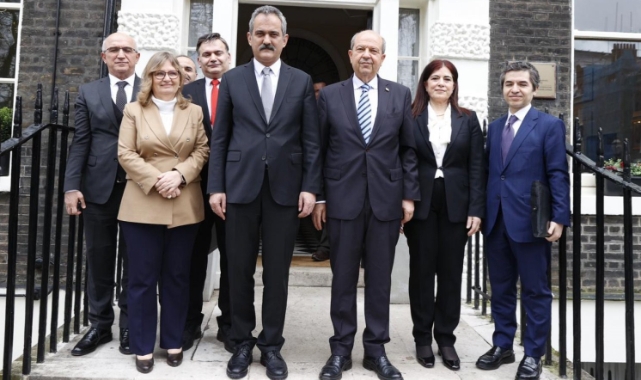 Bakan Özer’den Ersin Tatar’a geçmiş olsun ziyareti