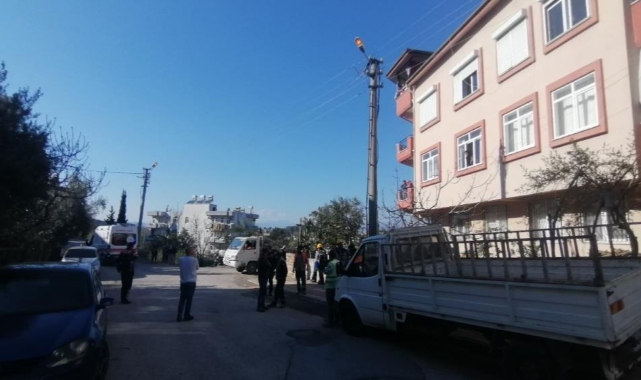 Bakım için çıktığı direkte elektrik akımına kapıldı