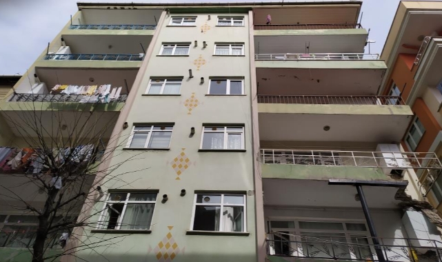 Balkonu çöken bina tahliye edildi