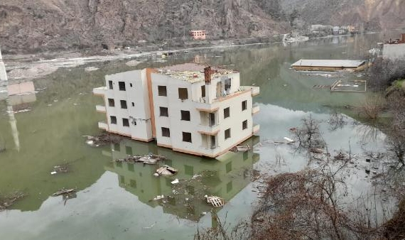 Baraj suları terk edilen binalara girdi