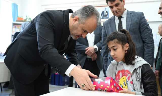Başkan Aktaş'tan özel öğrencilere hediyeler