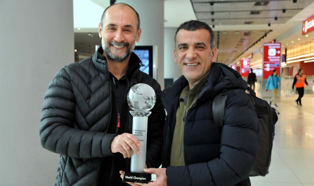 Bilardo şampiyonları yurda döndü
