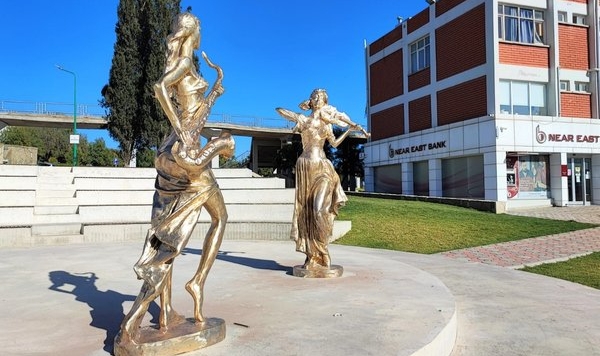Bronz heykelli müzisyenler, ziyaretçilerini selamlayacak