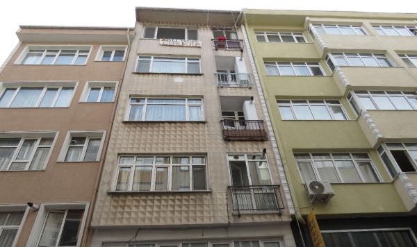 "Bu bina çürüktür" pankartı asıp evi boşalttı