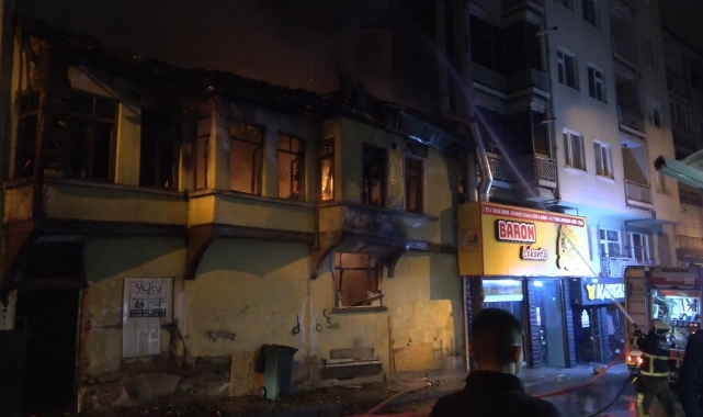 Bursa’da ahşap ev alev alev yandı