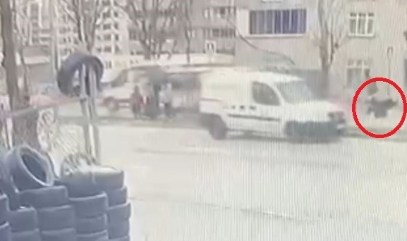Bursa'da aracın çarptığı çocuk metrelerce savruldu!