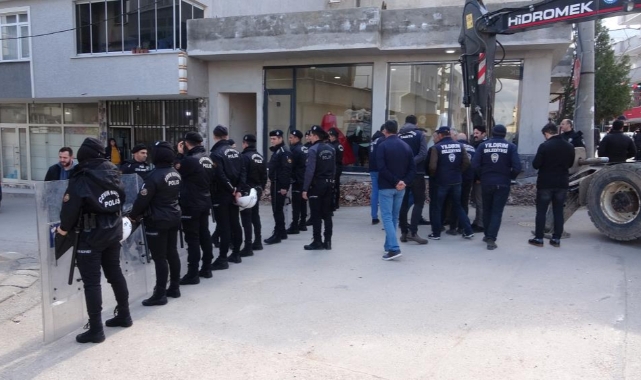 Bursa'da binayı yıktırmamak için canlarını hiçe saydılar