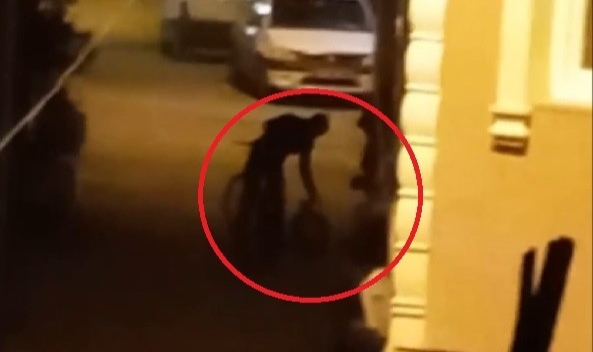 Bursa'da bisikletli yakıt hırsızları, vatandaşın bağırmasıyla kaçtı