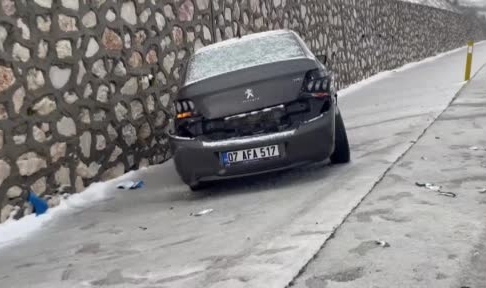 Bursa'da freni boşalan TIR ambulans ve 3 araca çarptı