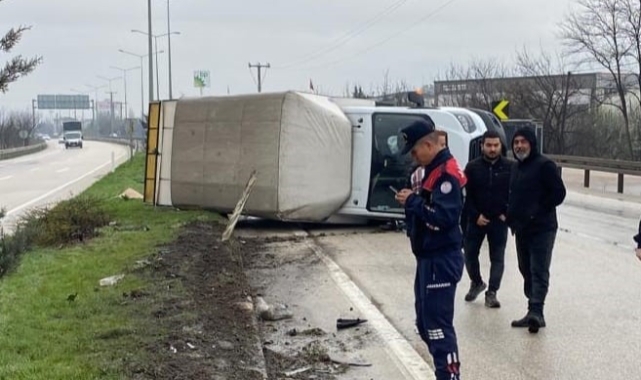 Bursa’da kontrolden çıkan kamyonet yan yattı